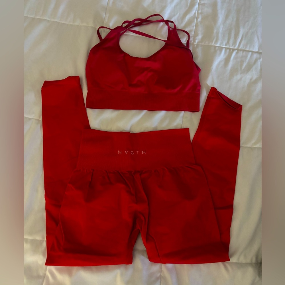 NVGTN SET (LEGGINGS + SPORTS BRAS)